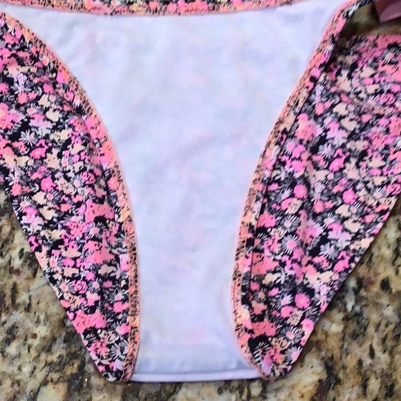 Sexy Floral Bikini top & bottom excellent condition - Picture 3 of 11
